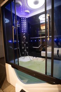 Zimmer mit Badewanne und Dusche in der Unterkunft Rosse Dale Suites and Hotel Coimbatore in Coimbatore