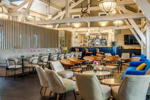 ein Restaurant mit Tischen und Stühlen und eine Bar in der Unterkunft Best Western Hotel Acadie Paris Nord Villepinte in Tremblay En France