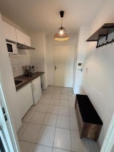 a small kitchen with a bench in a room at L'escale du minotaure in Toulouse