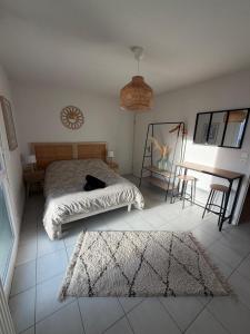 a bedroom with a bed and a table and a desk at L'escale du minotaure in Toulouse