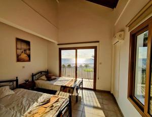 En eller flere senge i et værelse på Villa Kochili