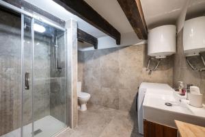 ein Badezimmer mit Dusche, Toilette und Waschbecken in der Unterkunft Chateau dAzur - Vue Mer - vieille ville - Clim in Menton + 45 Fotos