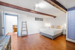 ein Schlafzimmer mit einem Bett und einer Leiter darin in der Unterkunft Chateau dAzur - Vue Mer - vieille ville - Clim in Menton