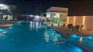 ein Schwimmbad bei Nacht mit blauem Licht in der Unterkunft Lençóis Barreirinhas in Barreirinhas + 16 Fotos