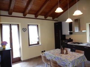 eine Küche und ein Esszimmer mit einem Tisch in der Unterkunft Casa in campagna da Franco in Dronero
