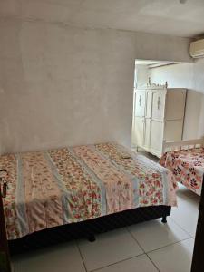 ein Schlafzimmer mit einem Bett und einer Kommode in der Unterkunft Pousada Tereza in Piranhas