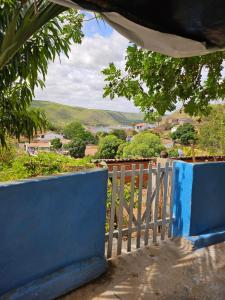 ein blauer Zaun mit Blick auf eine Stadt in der Unterkunft Pousada Tereza in Piranhas + 10 Fotos