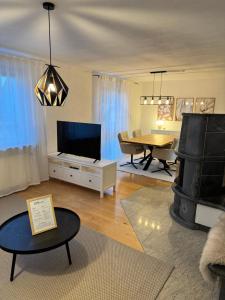 Et tv og/eller underholdning på Ferienwohnung Alex großzügig und modern + 5 billeder