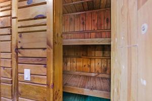 Billede fra billedgalleriet på 12BR Villa Near Mount Snow Sleeps 32 Hot Tub & Indoor Pool i Dover