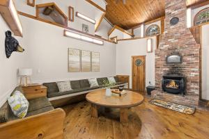 Et opholdsområde på 12BR Villa Near Mount Snow Sleeps 32 Hot Tub & Indoor Pool