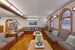 Et opholdsområde på 12BR Villa Near Mount Snow Sleeps 32 Hot Tub & Indoor Pool