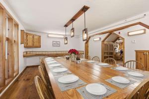 Billede fra billedgalleriet på 12BR Villa Near Mount Snow Sleeps 32 Hot Tub & Indoor Pool i Dover