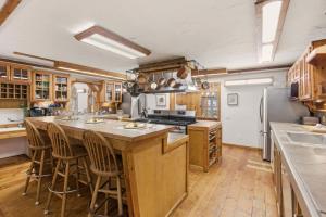 Køkken eller tekøkken på 12BR Villa Near Mount Snow Sleeps 32 Hot Tub & Indoor Pool + 146 billeder