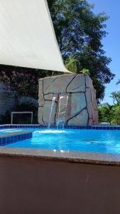Swimmingpoolen hos eller tæt på Hostel Sossego do Garças + 6 billeder