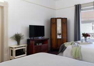 Et tv og/eller underholdning på Tomales Hotel