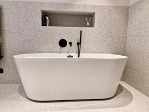 Et badeværelse på Hévíz Luxury by STN + 32 billeder