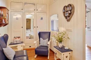 a living room with a chair and a table at Pipowagen de Luxe, prive hottub en zwembad in Heythuysen +62 photos