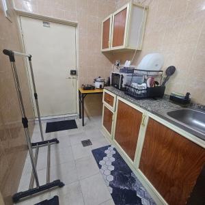 une cuisine avec un évier et un plan de travail dans l'établissement Kady and Kojic Hideout, à Al-Aïn