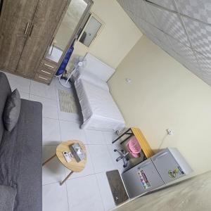 une vue de tête sur un salon avec un escalier dans l'établissement Kady and Kojic Hideout, à Al-Aïn