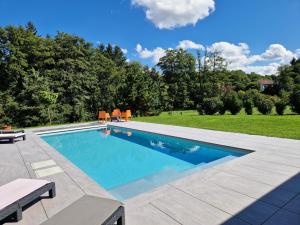 Bazén v ubytování Tiny House Au Coin du Chêne nebo v jeho okolí