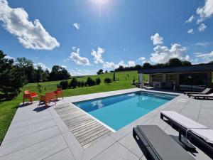 Bazén v ubytování Tiny House Au Coin du Chêne nebo v jeho okolí + 17 fotografií