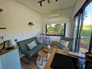 Posezení v ubytování Tiny House Au Coin du Chêne