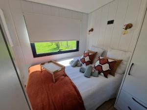 Postel nebo postele na pokoji v ubytování Tiny House Au Coin du Chêne