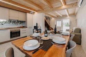 Kuchyň nebo kuchyňský kout v ubytování Locazione turistica tra le Dolomiti Bellunesi Corte Maccarini