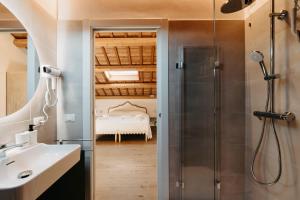 Koupelna v ubytování Locazione turistica tra le Dolomiti Bellunesi Corte Maccarini + 60 fotografií