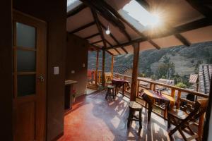 Nespecifikovaný výhled na hory nebo výhled na hory při pohledu z chaty