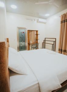 Postel nebo postele na pokoji v ubytování The Sandscape Fuvahmulah