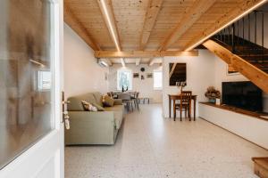 Posezení v ubytování Locazione turistica tra le Dolomiti Bellunesi Corte Maccarini