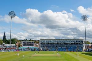 una partita di cricket giocata in uno stadio di Headingley Stadium Hotel a Leeds