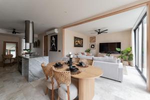 una sala da pranzo e un soggiorno con tavolo di Oniric Condo Tulum a Tulum