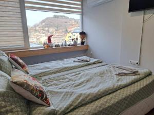 Postel nebo postele na pokoji v ubytování Балкан Тауър 2 '5