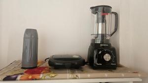 Aconchego da cris في لينكويس: وجود خلاط جالس فوق كونتر