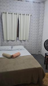 Aconchego da cris في لينكويس: غرفة نوم مع سرير ومرآة على الحائط