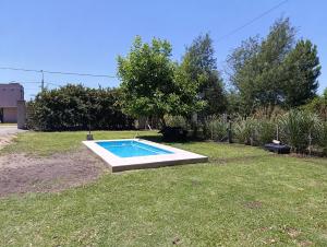 una piscina in erba in un cortile di LA VENTURA, Azul ad Azul