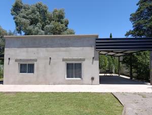 un edificio con un tavolo da picnic di fronte di LA VENTURA, Azul ad Azul