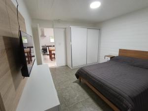 una camera da letto con un letto e una sala da pranzo di LA VENTURA, Azul ad Azul Altre 8 foto