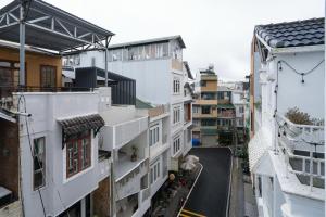 an overhead view of an alley between buildings at Elva Shine Dalat Hotel in Da Lat