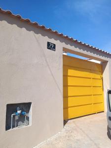a yellow garage door on the side of a building at Espaço Dtalia in Piedade