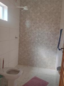 un bagno con wc e parete piastrellata di Espaço Dtalia a Piedade