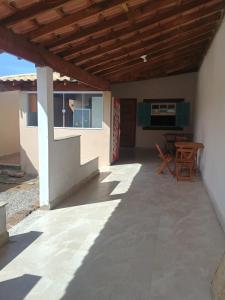 una veranda di una casa con tavolo e sedie di Espaço Dtalia a Piedade