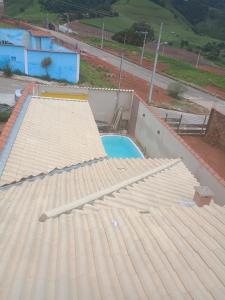 una vista dall'alto di un tetto con piscina di Espaço Dtalia a Piedade