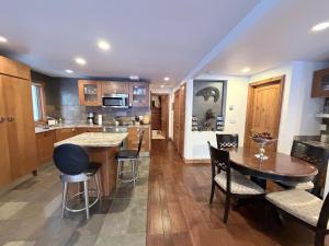 Kuchyň nebo kuchyňský kout v ubytování Timber Falls #402