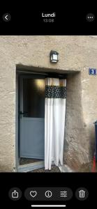 ein Bild eines Fensters mit einem Vorhang in der Unterkunft Zilia in Zilia