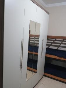 un armadio in una camera da letto con letti a castello di Espaço Dtalia a Piedade Altre 7 foto