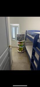 ein Zimmer mit einem Etagenbett, einer Tür und einem Fenster in der Unterkunft Zilia in Zilia