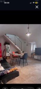 ein Wohnzimmer mit Tisch und Treppe in der Unterkunft Zilia in Zilia